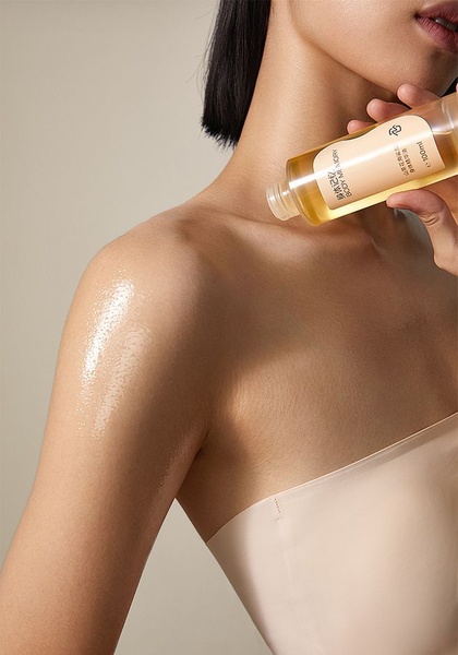 body oil, skin oil, moisturizing oil, beauty oil, skincare oil, product launch, lifestyle, luxurious, warm, gold, neutral
