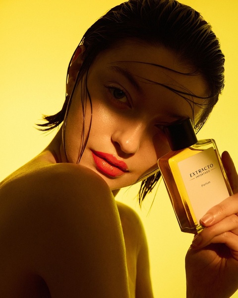 perfume, fragrance, cologne, scent, eau de parfum, brand awareness, editorial, luxurious, warm, yellow, gold