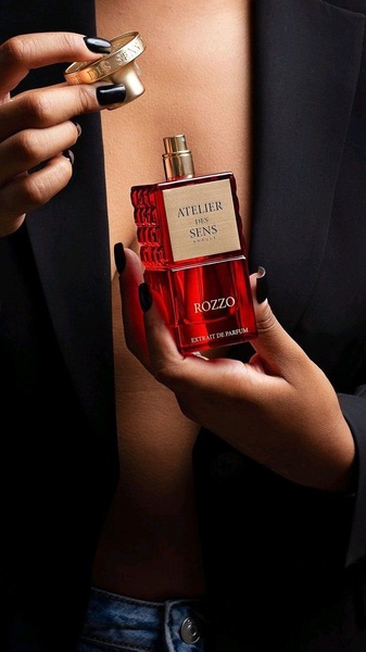 perfume, fragrance, cologne, eau de parfum, scent, brand awareness, lifestyle, luxurious, warm, red, gold