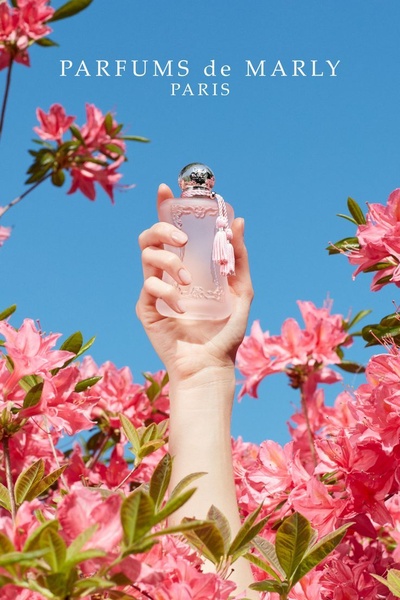 perfume, fragrance, eau de parfum, scent, cologne, parfum, brand awareness, outdoor, lifestyle, fresh, luxurious, blue, pink