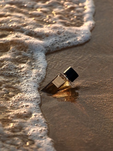 perfume, fragrance, cologne, eau de parfum, scent, body spray, brand awareness, lifestyle, outdoor, luxurious, warm, gold, neutral