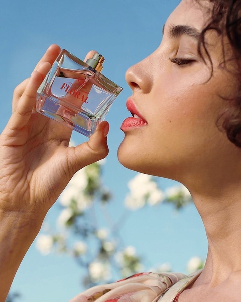 perfume, fragrance, eau de parfum, scent, cologne, body spray, brand awareness, outdoor, lifestyle, luxurious, fresh, blue, pink