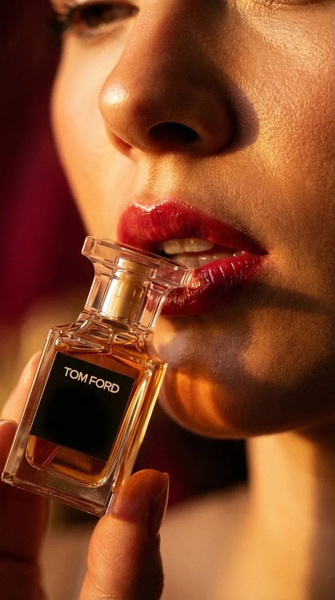perfume, fragrance, cologne, eau de parfum, scent, brand awareness, editorial, luxurious, gold, red