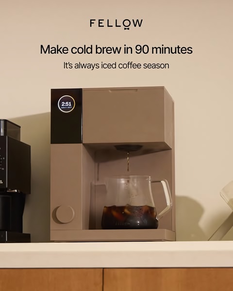 This creative highlights the core value proposition of a coffee maker with a clean, minimalist aesthetic and a specific time-based benefit.