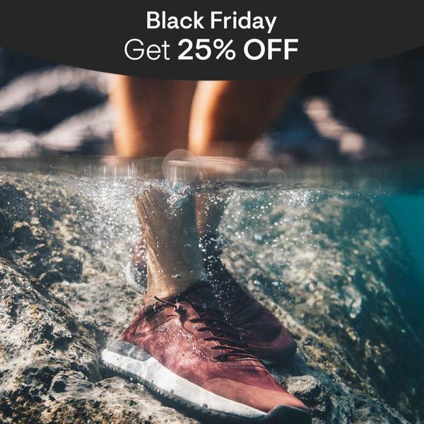 This 1:1 ad creative uses a high-contrast, submerged photography style to highlight a 25% off Black Friday offer for running shoes.