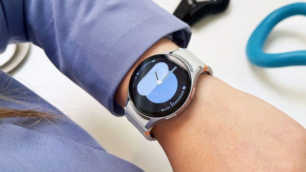 smartwatch, digital watch, wrist watch, fitness tracker, wearable device, product demo, lifestyle, trustworthy, fresh, neutral, blue