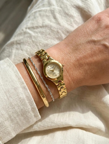 gold watch, analog watch, metal watch, wrist watch, ladies watch, brand awareness, lifestyle, calm, luxurious, neutral, gold
