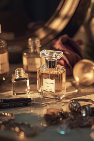 perfume bottle, scent, eau de parfum, fragrance, cologne, bestseller push, editorial, lifestyle, luxurious, calm, gold, neutral