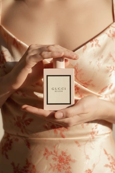 perfume, fragrance, scent, eau de parfum, womens perfume, brand awareness, lifestyle, editorial, calm, luxurious, neutral, pink