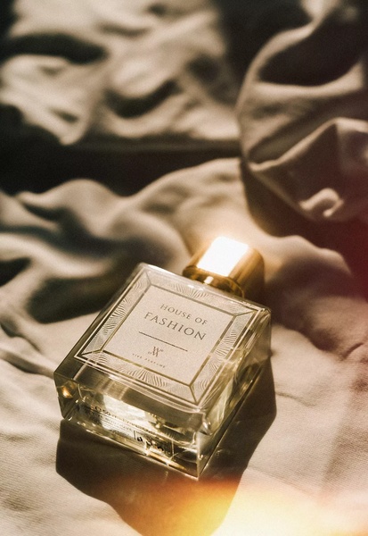 perfume, fragrance, cologne, scent, eau de parfum, brand awareness, lifestyle, editorial, luxurious, calm, neutral, gold