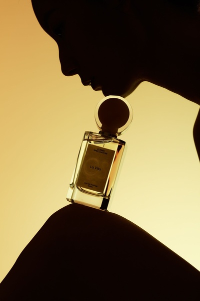 perfume, eau de parfum, fragrance, scent, cologne, brand awareness, editorial, minimalist, luxurious, calm, neutral
