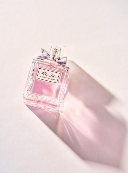 perfume, eau de toilette, fragrance, scent, bottle of perfume, bestseller push, minimalist, editorial, calm, luxurious, neutral, pink