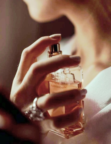 perfume, fragrance, cologne, scent, eau de parfum, brand awareness, lifestyle, editorial, luxurious, calm, neutral, brown
