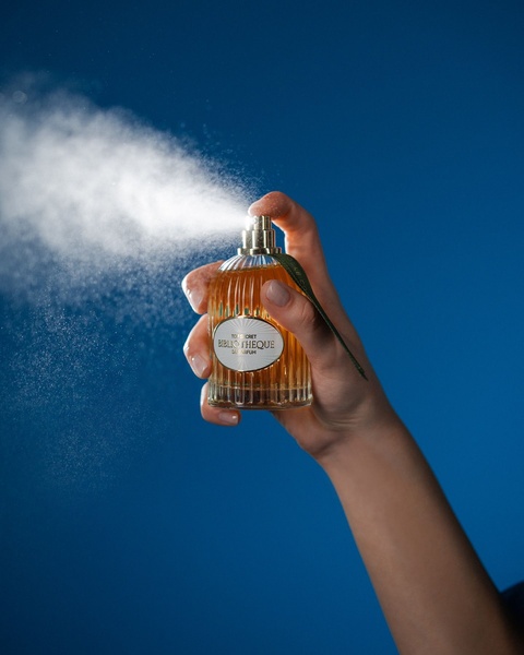 perfume, cologne, fragrance, scent, eau de parfum, product demo, lifestyle, luxurious, calm, blue