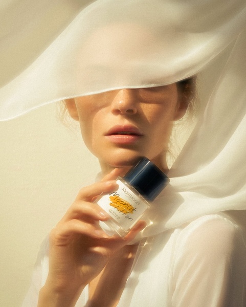 perfume, eau de parfum, fragrance, scent, cologne, brand awareness, editorial, lifestyle, luxurious, calm, neutral, gold