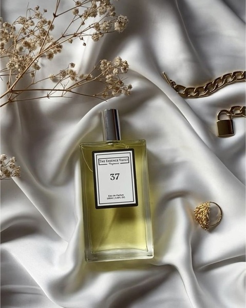 perfume bottle, eau de parfum, fragrance bottle, scent bottle, luxury perfume, product demo, minimalist, editorial, calm, luxurious, neutral, gold