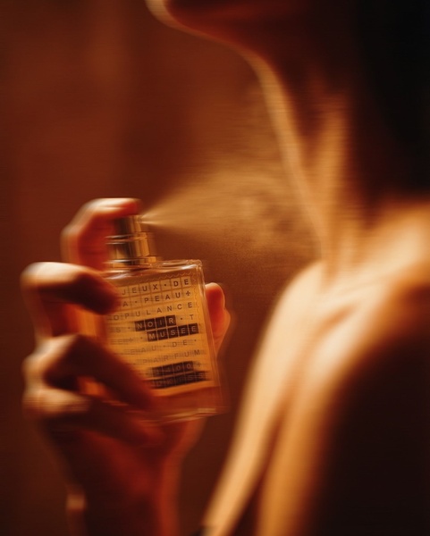 perfume, fragrance, eau de parfum, cologne, scent, brand awareness, lifestyle, editorial, luxurious, warm, brown, gold