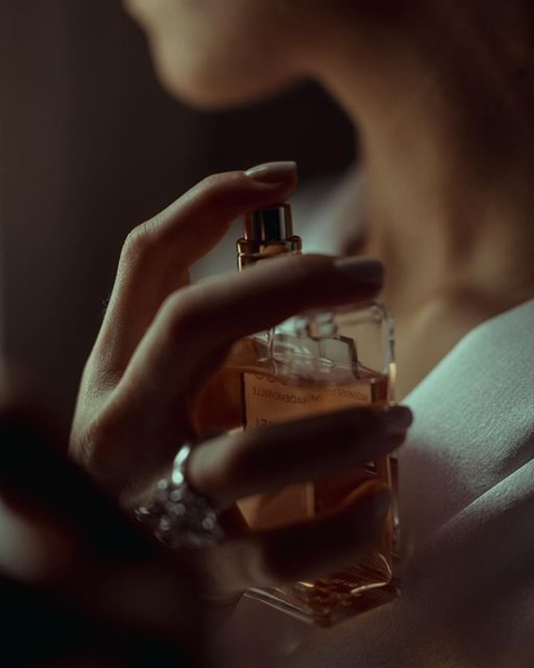 perfume, fragrance, scent, cologne, eau de parfum, brand awareness, lifestyle, editorial, luxurious, calm, neutral, brown