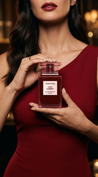 perfume bottle, eau de parfum, fragrance bottle, scent bottle, luxury perfume, bestseller push, lifestyle, editorial, luxurious, bold, red, black