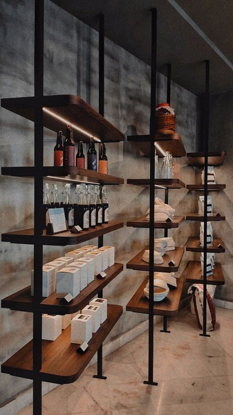 artisan bread, baked goods, bottled drinks, bakery products, food packaging, brand awareness, lifestyle, calm, trustworthy, neutral, brown