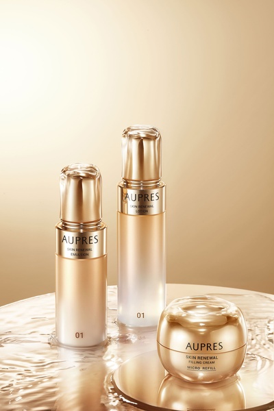 skincare set, facial moisturizer, face cream, face lotion, skincare emulsion, beauty products, bestseller push, minimalist, editorial, luxurious, calm, gold, neutral