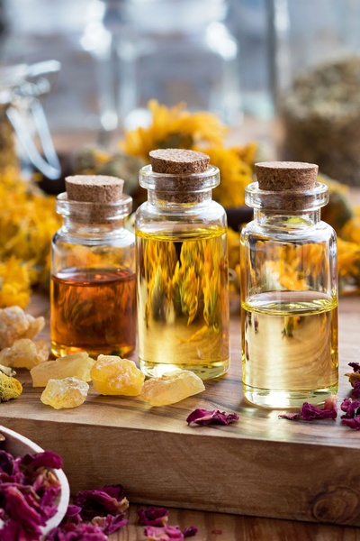 essential oils, aromatherapy oils, glass oil bottles, massage oils, perfume oils, product demo, lifestyle, calm, fresh, yellow, brown, neutral