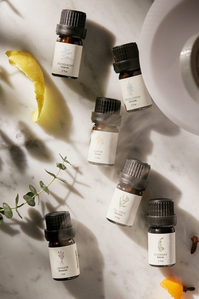 essential oils, aromatherapy oils, scented oils, oil set, fragrance oils, bestseller push, flat lay, minimalist, calm, fresh, neutral