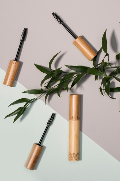 mascara, eyelash makeup, makeup wand, cosmetic tube, bamboo mascara, bestseller push, flat lay, minimalist, calm, fresh, neutral, green