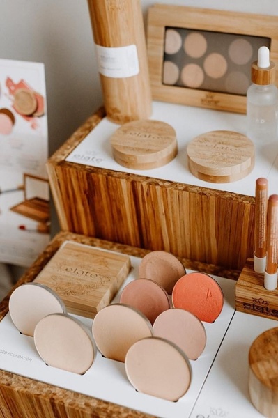 makeup palette, pressed powder, blush compact, beauty products, cosmetic set, bestseller push, minimalist, lifestyle, calm, trustworthy, neutral, brown