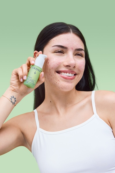 face serum, acne serum, salicylic acid serum, skincare serum, blemish treatment, product demo, lifestyle, minimalist, fresh, trustworthy, green, neutral