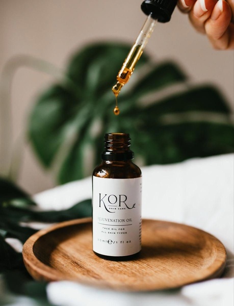 face oil, facial serum, skin care oil, rejuvenation oil, skincare product, product demo, lifestyle, minimalist, calm, fresh, neutral, green, brown