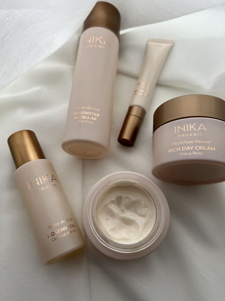 face cream, facial oil, micellar water, eye cream, skincare products, beauty set, bestseller push, minimalist, flat lay, calm, luxurious, neutral, gold