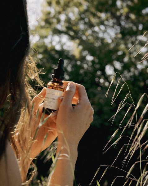 face serum, facial oil, skincare serum, dropper bottle, beauty oil, brand awareness, lifestyle, outdoor, calm, warm, neutral, brown