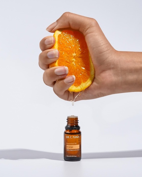 essential oil, orange oil, aromatherapy oil, natural oil, skincare oil, product demo, minimalist, lifestyle, fresh, calm, neutral, orange