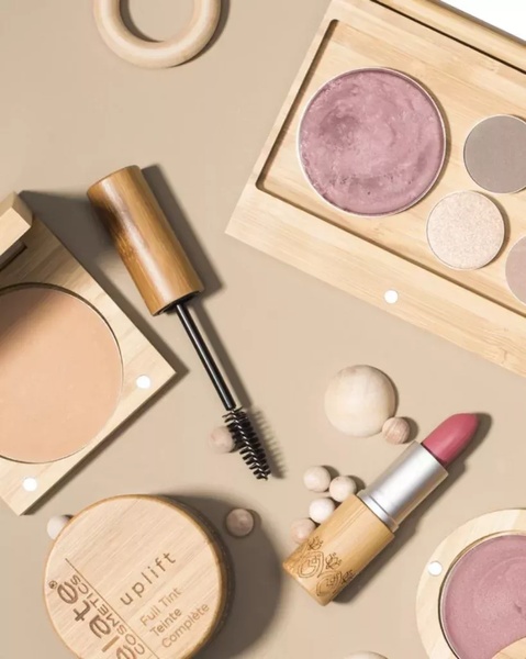 makeup palette, mascara wand, lipstick, compact powder, makeup set, bestseller push, flat lay, minimalist, calm, fresh, neutral, pink