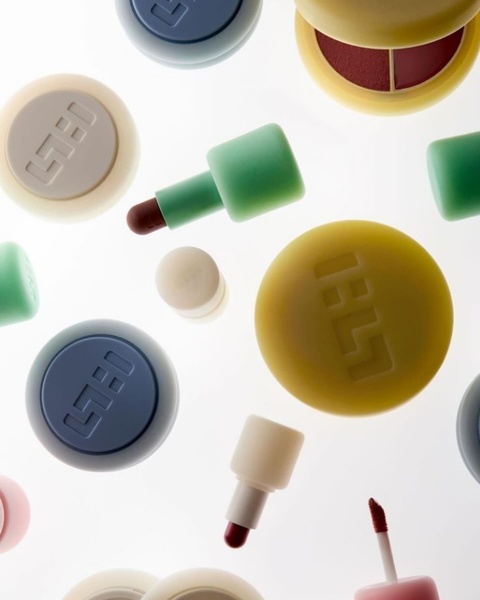 makeup compacts, lipsticks, lip gloss, cosmetic products, beauty products, brand awareness, minimalist, flat lay, fresh, playful, pastel, neutral