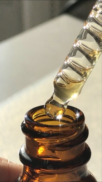 face serum, facial oil, skin treatment, skincare dropper, beauty serum, product demo, minimalist, calm, luxurious, neutral, gold