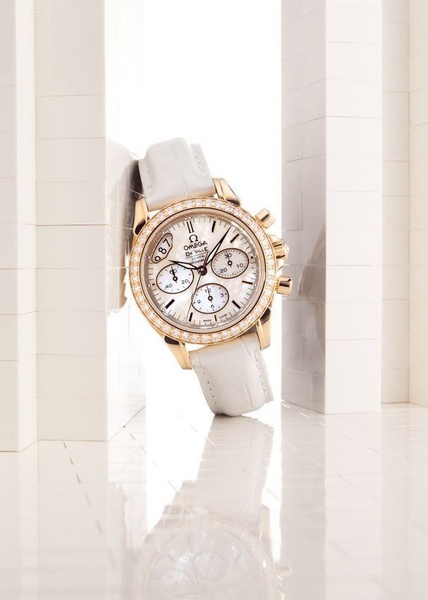 luxury watch, analog watch, chronograph watch, leather strap watch, gold watch, bestseller push, minimalist, editorial, luxurious, calm, neutral, gold