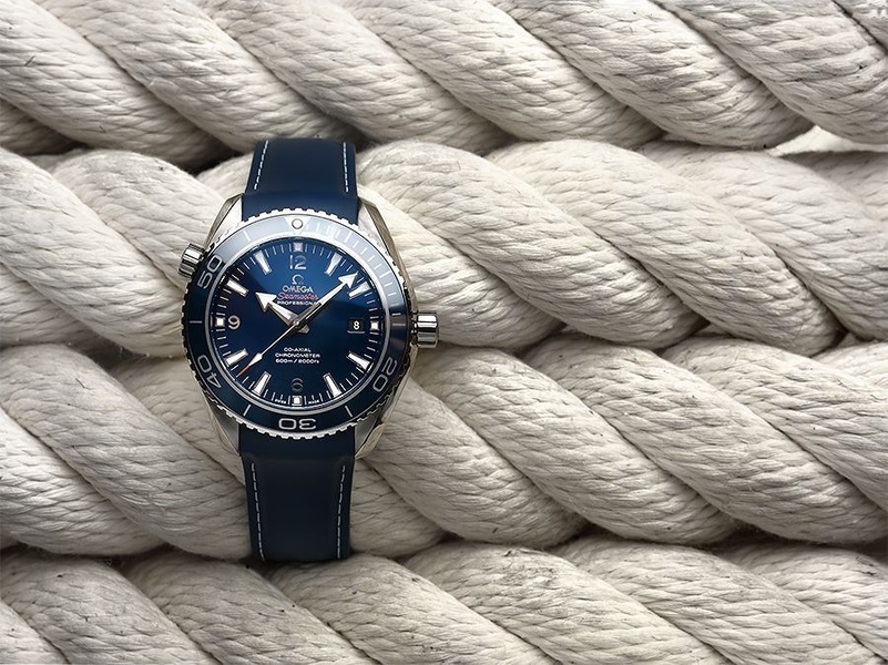 wrist watch, analog watch, diving watch, luxury watch, mens watch, bestseller push, brand awareness, minimalist, lifestyle, luxurious, calm, blue, neutral