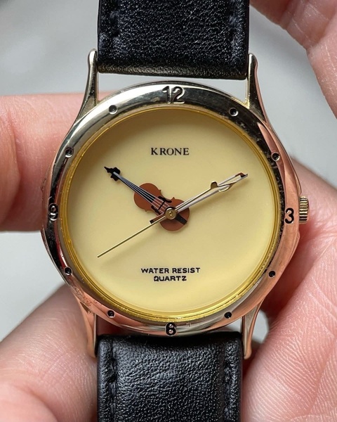 analog watch, quartz watch, leather strap watch, wrist watch, dress watch, bestseller push, minimalist, lifestyle, trustworthy, neutral, gold, black