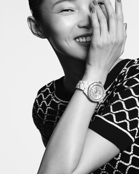 wrist watch, analog watch, luxury watch, fashion watch, ceramic watch, brand awareness, editorial, luxurious, calm, neutral
