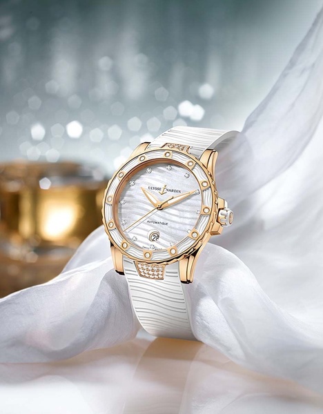 luxury watch, wrist watch, analog watch, dress watch, diamond watch, bestseller push, editorial, minimalist, luxurious, calm, neutral, gold