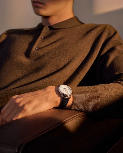 wrist watch, analog watch, leather strap watch, men's watch, luxury watch, brand awareness, lifestyle, editorial, luxurious, calm, brown, neutral
