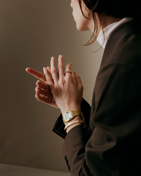 gold watch, analog watch, womens watch, luxury watch, wrist watch, brand awareness, editorial, lifestyle, luxurious, calm, neutral, gold