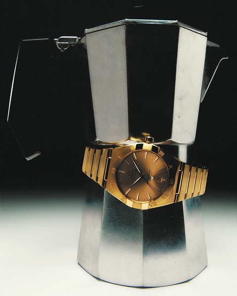 gold watch, analog watch, wrist watch, luxury watch, dress watch, brand awareness, minimalist, editorial, luxurious, calm, gold, neutral