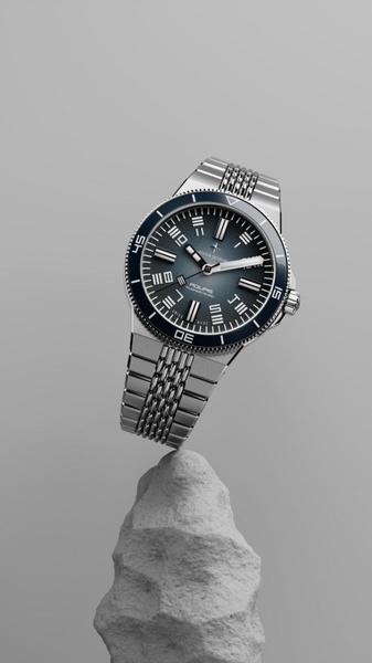 analog watch, metal watch, luxury watch, dive watch, mens watch, bestseller push, minimalist, editorial, luxurious, calm, neutral