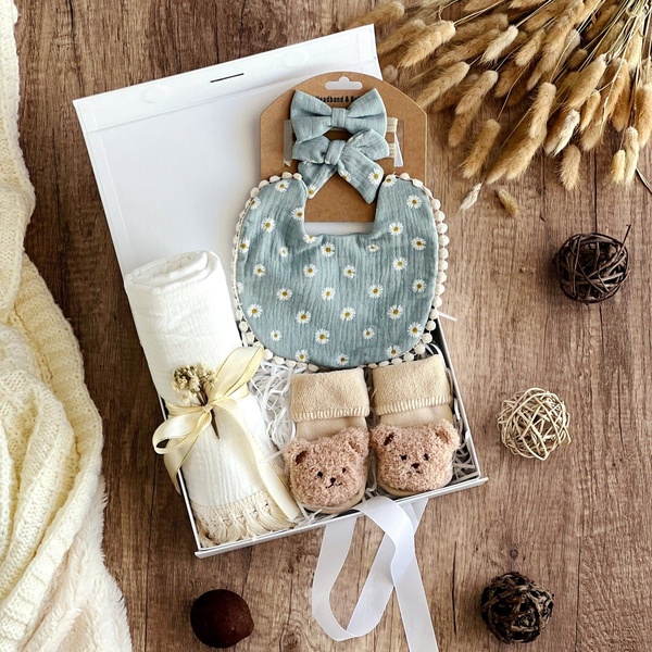 baby gift set, newborn gift box, baby shower gift, baby clothing set, infant gift set, baby accessories set, gift guide, flat lay, minimalist, calm, warm, neutral, pastel