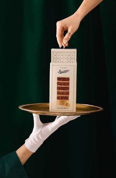 chocolate alfajores, sandwich cookies, sweet snacks, chocolate snacks, bakery cookies, bestseller push, brand awareness, editorial, minimalist, luxurious, calm, green, neutral, gold