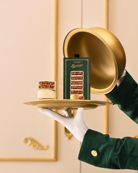 alfajores, sandwich cookies, chocolate cookies, sweet treats, bakery cookies, bestseller push, new arrival, minimalist, editorial, luxurious, calm, green, gold, neutral