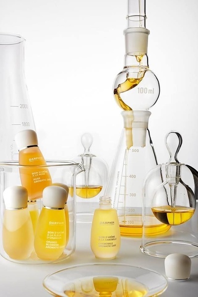 face oil, aromatic care, essential oil, facial serum, skincare oil, beauty oil, brand awareness, minimalist, lifestyle, calm, fresh, neutral, yellow